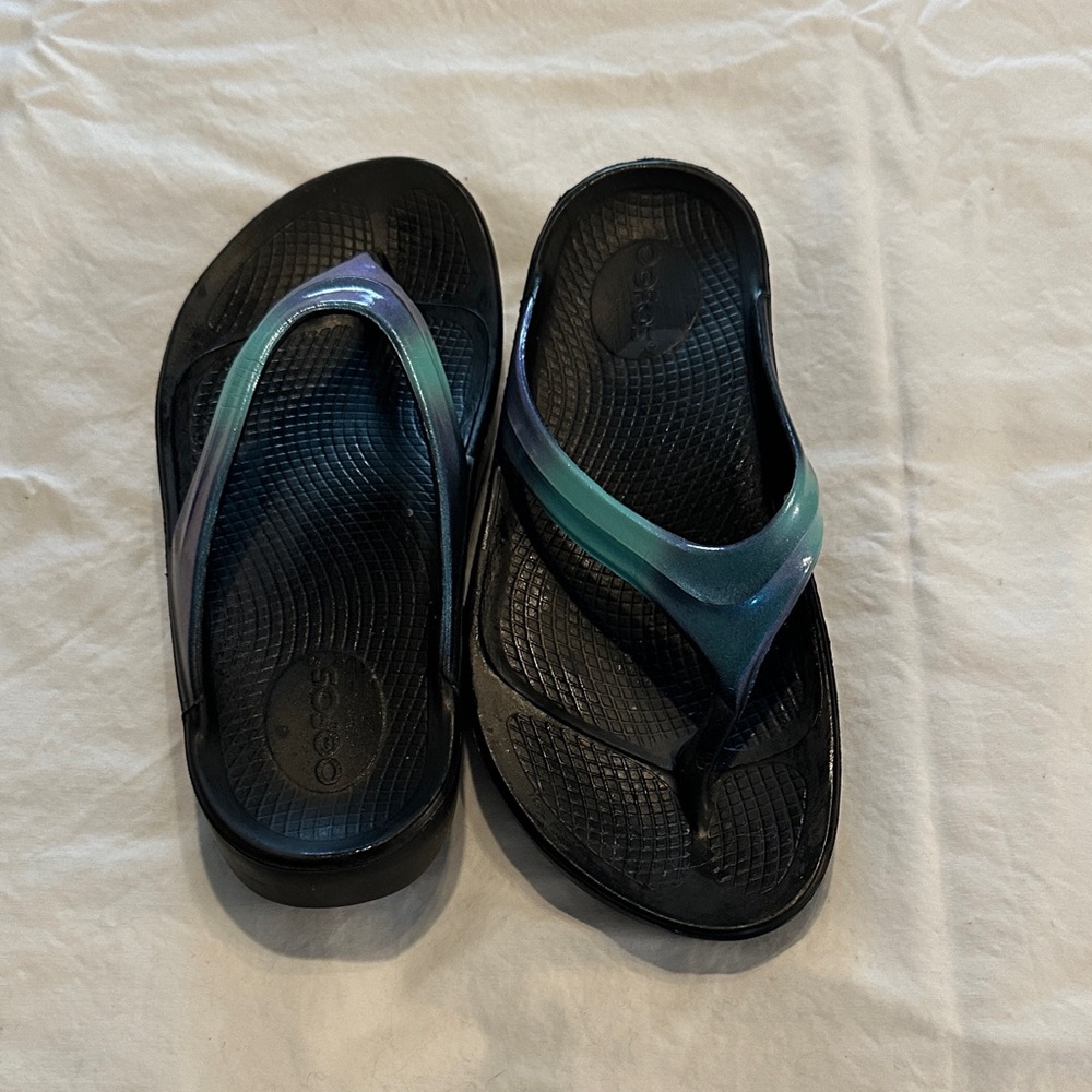 OOFOS Black Flip Flops with Iridescent Teal-Purple Strap